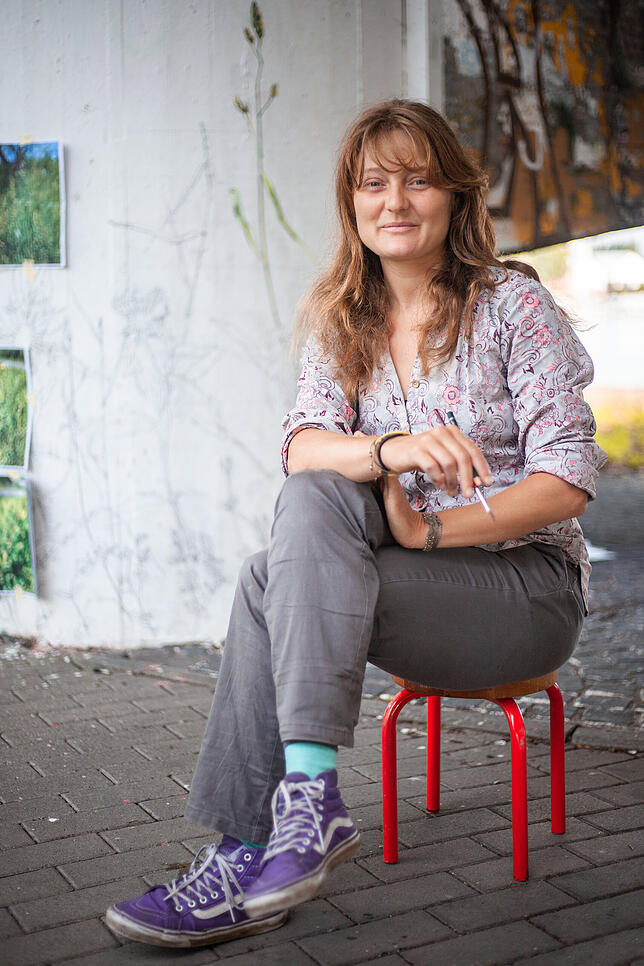 Bild 2: Sie bringt den Beton am Schänzle zum Blühen: Wer ist die Frau, die aus einem Pfeiler ein übergroßes Kunstwerk macht?