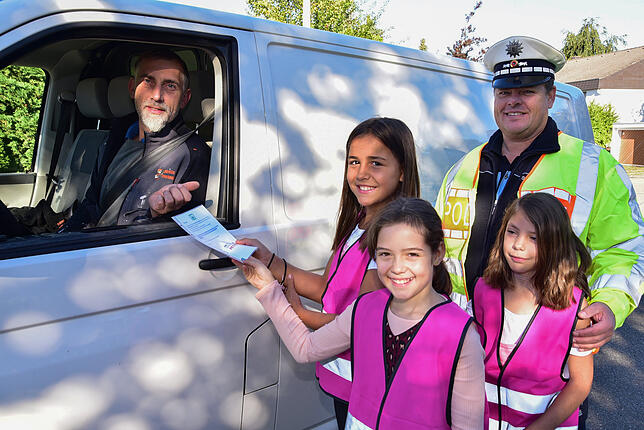 Michael Hauger bekommt eine Urkunde für richtiges Verhalten im Straßenverkehr. Das freut die Schülerpolizisten Emilia, Giulia und ...