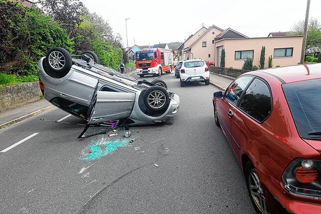 Die Unfallursache ist noch unklar. Ein geparkter BMW wurde ebenfalls beschädigt.