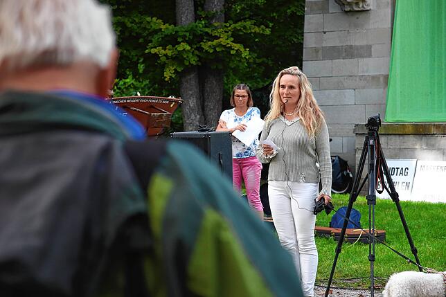 Johanna Findeisen von &bdquo;Die Basis&ldquo; bei der Kundgebung im Konstanzer Stadtgarten.