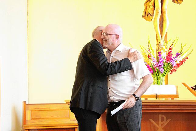 Bürgermeister Rainer Stolz (rechts) dankte Rainer Stockburger für sein Engagement, Kirche und Kommune zu verbinden. Stockburger war vier ...