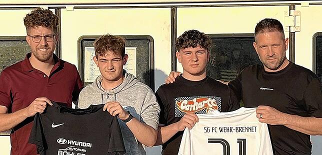 Jugend forsch(t) II: Die Trainer Marco Götz (links) und Urs Keser (rechts) von der SG FC Wehr/Brennet mit den bisherigen A-Junioren Nico ...