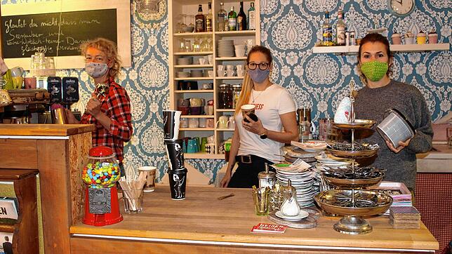 Zur Zeit können Aline Witschel, Carina Joos und Necla Mack (von links) nur Angebote zum Mitnehmen im &bdquo;Moccafloor&ldquo; machen. ...