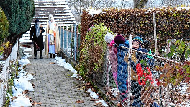 &bdquo;Da ist er, der Nikolaus!&ldquo;: Kinder vom Kindergarten Lippertsreute in Vorfreude auf den Nikolaus und seinen Gehilfen Knecht ...