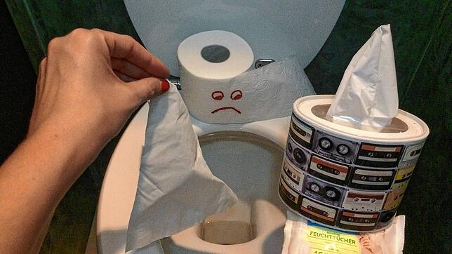 Feuchtes Toilettenpapier gehört ebenso wenig in der Toilettenschüssel entsorgt wie Kosmetiktücher.