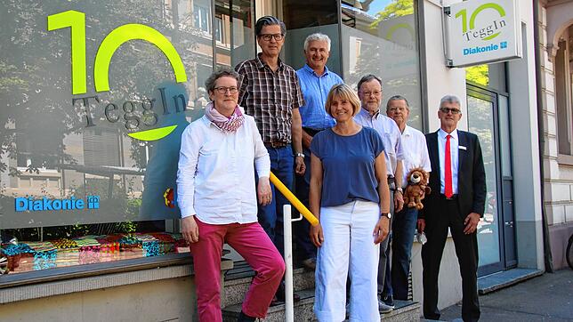 Freuen sich über die neuen Gruppenräume (von links): Annette Maucher, die das Logo entworfen hat, Diakonie-Geschäftsführer Christian ...