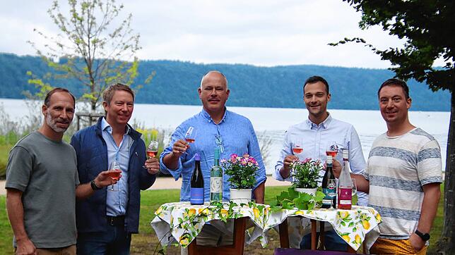 Freuen sich auf das neue Weinfest im Uferpark (von links): Björn Brüggemann von Bonanza Events, Ferdinand Sailer vom Winzerverein ...