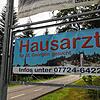 In St. Georgen machte sich Einzelhändler Guido Eichenlaub mit diesem Plakat auf die Suche nach einem Hausarzt – mit Erfolg. Das Plakat ...