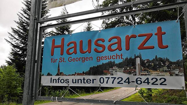In St. Georgen machte sich Einzelhändler Guido Eichenlaub mit diesem Plakat auf die Suche nach einem Hausarzt – mit Erfolg. Das Plakat ...