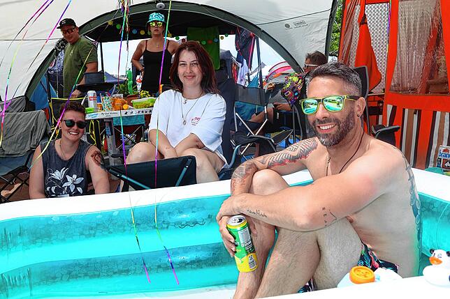 Bild 8: Kühle Getränke, coole Outfits und Lametta: So schön feiern die Southside-Besucher auf dem Zeltplatz