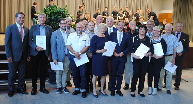 Die verabschiedeten Stadträte des Waldshut-Tiengener Gemeinderats (von links): Bürgermeister Joachim Baumert, Eugen Schupp (CDU), Markus ...