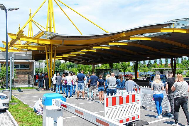 Der Deutsche Zoll stempelte die grünen Zettel auch auf der Schweizer Seite ab. Beim großen Autobahnzoll bildeten sich am ...