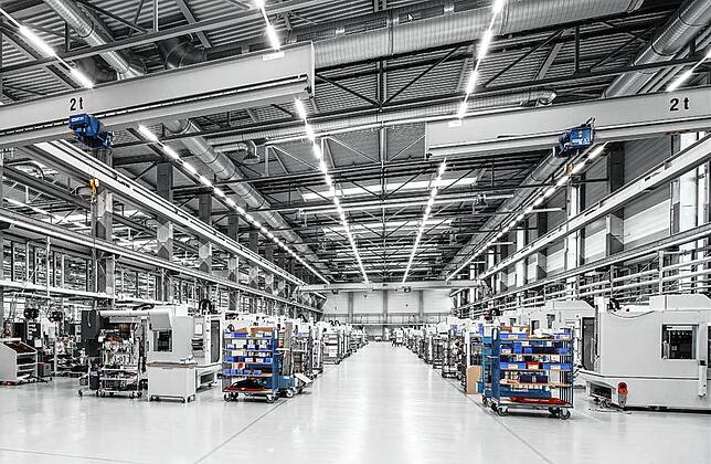 In der neuen Montagehalle des Werkzeugmaschinenbauers Chiron in Neuhausen ob Eck gibt es wegen Corona noch viel Platz. Lediglich ein ...