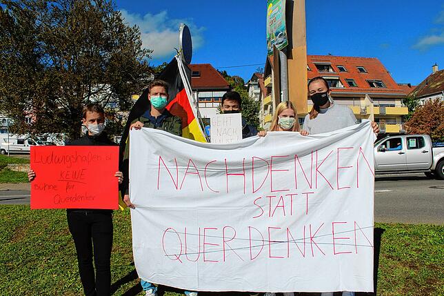 Sie stellen sich mit Plakaten und Transparent den Teilnehmern der Friedenskette gegenüber: Die 18-Jährigen (von links) Nico Becker, ...