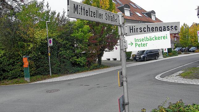 Für die Mittelzeller Straße auf der Reichenau, zwischen Sparkasse und Schloss Königsegg, schlägt die Verwaltung eine Temporeduzierung ...
