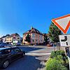 Alle, die wie dieses Auto links aus Richtung Stockach kommen, sind hier an der Einmündung in der Ortsmitte von Ludwigshafen ...