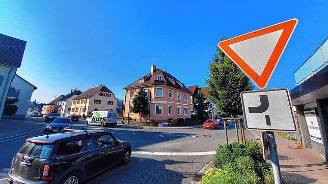 Alle, die wie dieses Auto links aus Richtung Stockach kommen, sind hier an der Einmündung in der Ortsmitte von Ludwigshafen ...