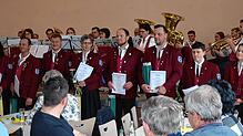 Zahlreiche Musikanten werden für ihre jahrelange aktive Zeit während des Konzerts zum Auftakt der Saison ausgezeichnet. Bild: Sonja Hegner