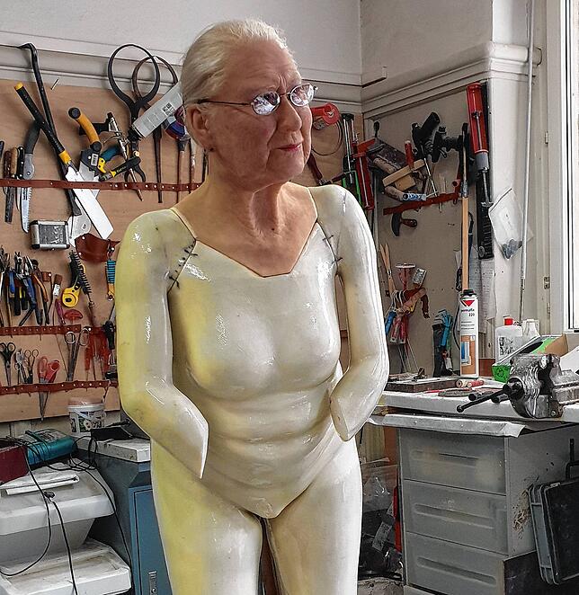 So sah sie vor kurzem noch aus: Die unbekleidete Figur der „Grosi“ in der Werkstatt. Es fehlen noch die Hände. Sie werden, ...
