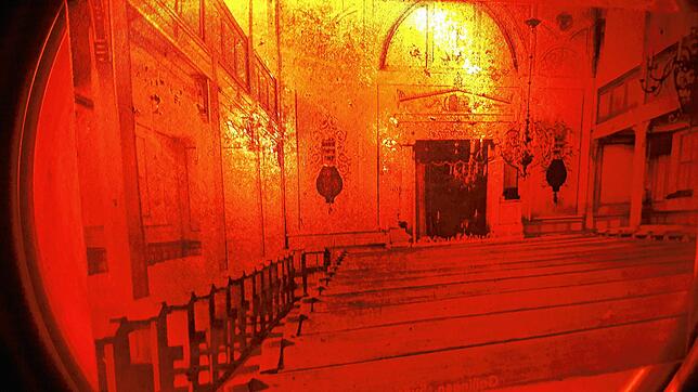 Ein Dia erinnert am Ort der ehemaligen Synagoge in Gailingen an das Glaubenshaus, das bis zur Reichspogromnacht den Ort prägte. Hier ...