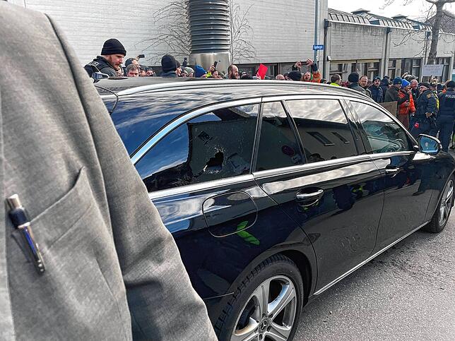 Die kaputte Scheibe des Begleitfahrzeugs von Bundeslandwirtschaftsminister Cem Özdemir am politischen Aschermittwoch der Grünen in Biberach.