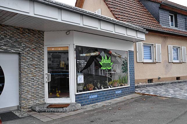 Die Scheibe ist beschädigt. In diesem Cannabis-Laden in der Schwarzwaldstraße sind drei Männer aneinander geraten.