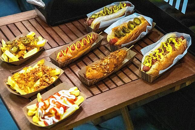 Von Hotdogs bis Corndogs – Würstchen im Brötchen oder Maisteig sind ein beliebtes Streetfood auf die Hand.