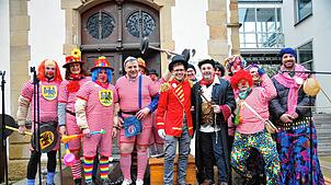 Zirkusdirektor Mors und sein starker Gemeinderat konnten das Rathaus nicht verteidigen. Den Schlüssel hält Zunftmeister Markus Löffel in ...