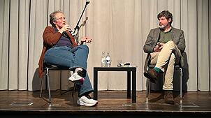 Ute Scholz und Clemens Tangerding im Gespräch über dessen Buch „Rückkehr nach Rottendorf“. Foto: Ina Klitz
