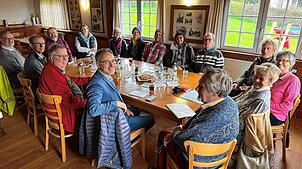 Die Akteure des Bermatinger Skulpturenhauses beim Treffen im Mesnerhaus, darunter sind Carola Uhl (ganz rechts), Helga Zitzlsperger ...