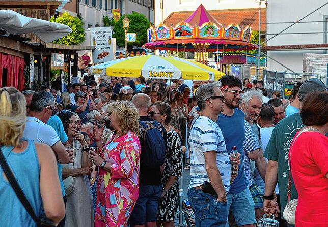 Bild 8: Reges Treiben beim Stadtfest am Samstagabend und Sonntagmorgen