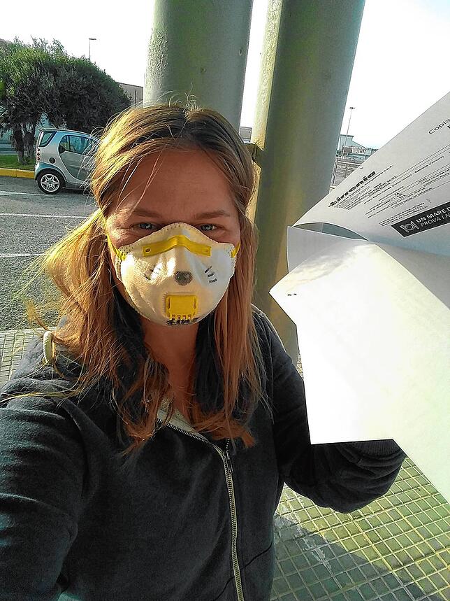 Hanna Ludwig mit den Papieren für die Fährüberfahrt – endlich kann die Heimkehr beginnen.