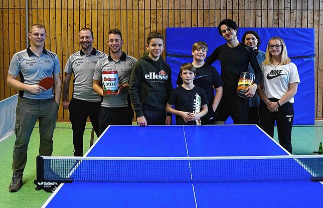 Warten auf die Öffnung der Halle: die Riedöschinger Tischtennisspieler.