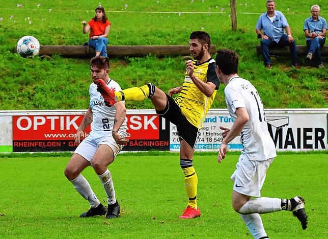 Bild 14: SV Eichsel muss gegen den FC Huttingen mit einem 1:1 zufrieden sein &ndash; und wir haben die Bilder!