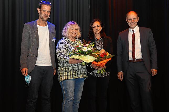 Monika Graf (2. von links) freut sich über den Zivilcourage-Preis. Sie engagiert sich seit 30 Jahren beim Kinderschutzbund. Mit im Bild ...