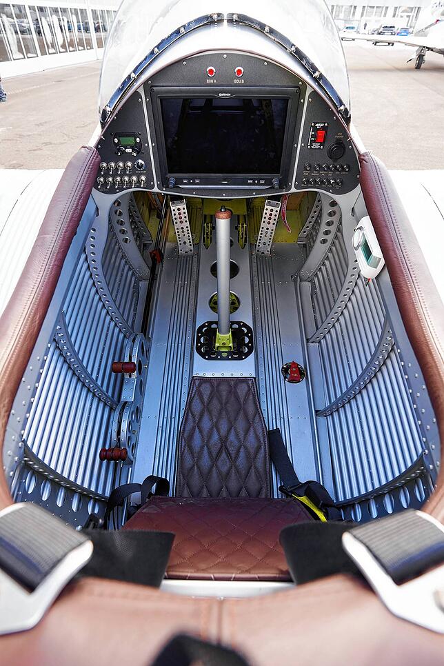 Blick ins spartanische Cockpit: Allerdings sind alle Flugdaten auf einem großen Display ablesbar.