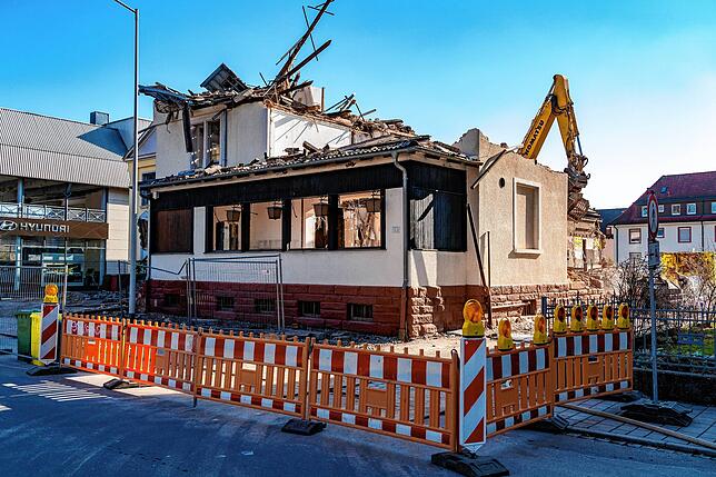 Nur noch ein paar Mauerfragmente des ehemaligen Nachtklubs „Scotchman“ sind in der Waldstraße zu sehen. Danach geht es an ...