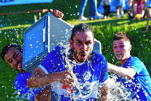 Kalt erwischt: Harun Zengin (links) und Sebastian Schmidt bescheren Julian Göbel eine frische Dusche.