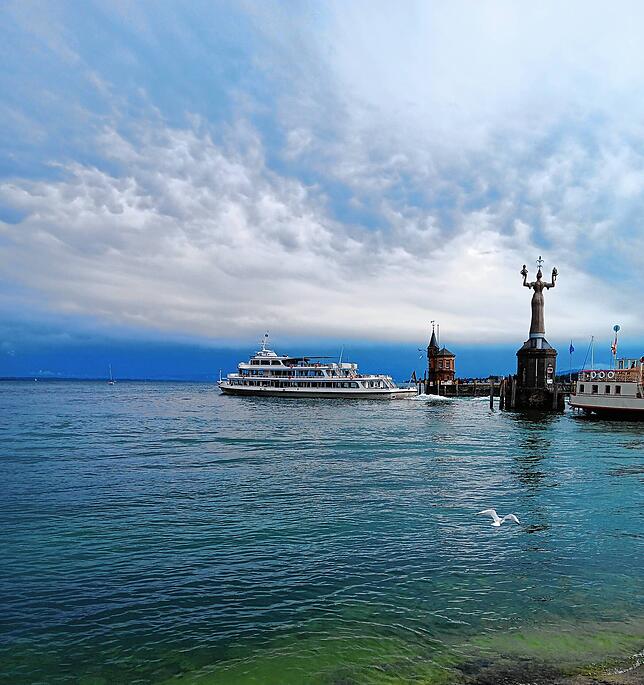 Ein Schiff fährt aus bei Konstanz. Aufgenommen von Kirstin Locher Krauße.