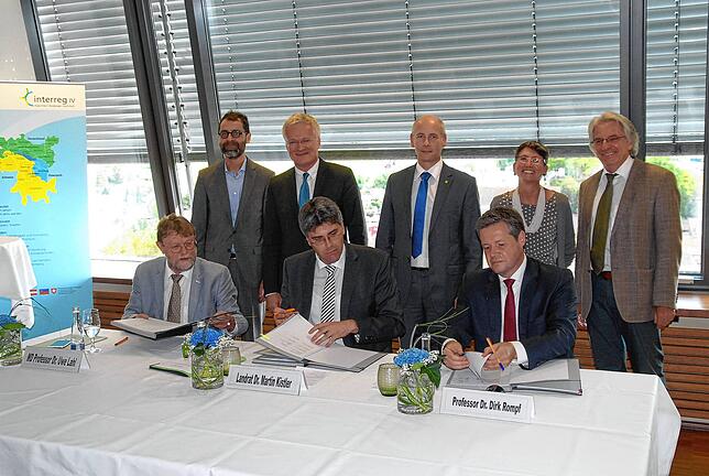 2017 wurde in Laufenburg bereits der Planungsverrag für die Elektrifizierung unterzeichnet. Ihn signieren am Tisch Ministerialdirektor ...