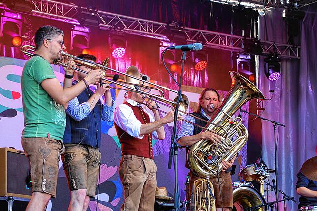 Bild 4: LaBrassBanda begeistern beim Markdorf Open Air – hier gibt‘s alle Bilder! (Teil 1)