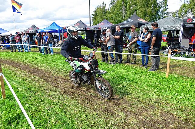 Bild 11: Benzingeruch, Action und dröhende Motoren: Der Mofa-Mania Fünfkampf der Motorsportfreunde Pfohren