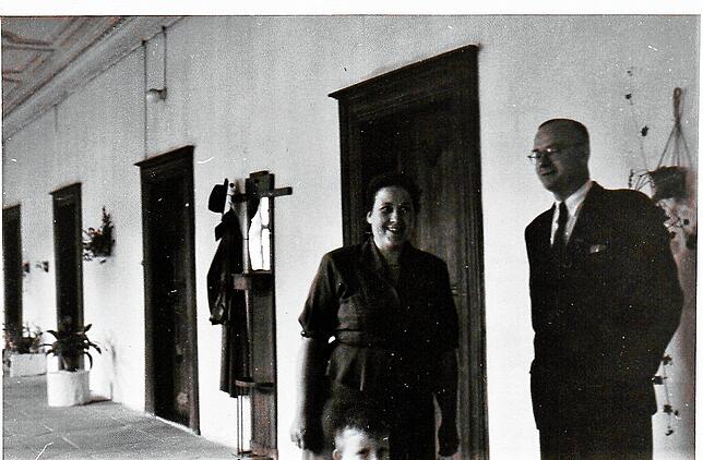 Die Wohnung befand sich in dem Bereich des Schlosses, wo auch die Schule untergebracht war. Hier ein Blick auf die Familie und den Flur ...