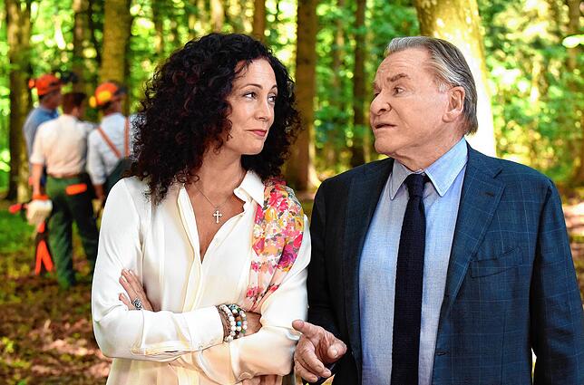 Barbara Wussow als Immobilienmaklerin Jenny Winter und Fritz Wepper als Kaltenthals Bürgermeister Wöller in einer Szene der ARD-Serie ...
