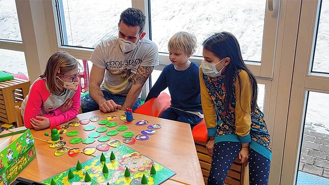 Gruppenarbeit findet in Tannheim regelmäßig aber zusehends sehr beengt statt. Abhilfe schaffen soll nun ein neues Kinderhaus.