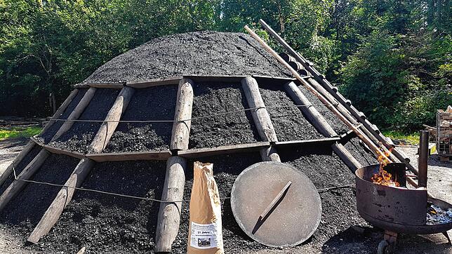 Der 20. Kohlenmeiler von Dachsberg vor der Entzündung. Bild: Peter Umstetter