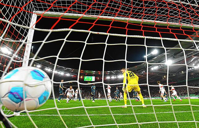 Der Ball, geschossen von Stuttgarts Angelo Stiller, zappelt im Netz hinter Leipzigs Torwart Maarten Vandevoordt zum 1.0 im DFB-Halbfinale.