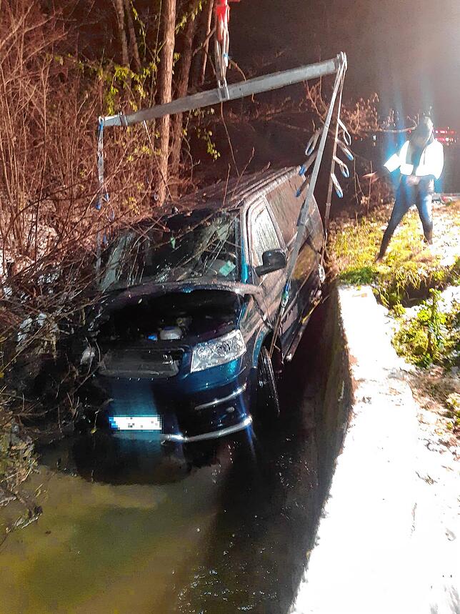 Bild 4: Bilder von der Bergung eines Autos aus der Stockacher Aach