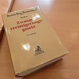 Ein dickes Gesetzbuch liegt bei Rechtpflegerin Sabrina Exner auf dem Tisch, immerhin gibt es bei Zwangsversteigerungen jede Menge ...