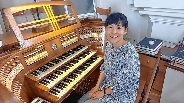 Unser Archivbild zeigt Motoko Matsuno, sie an der Mönch-Orgel in der Stadtkirche St. Johann sitzt.